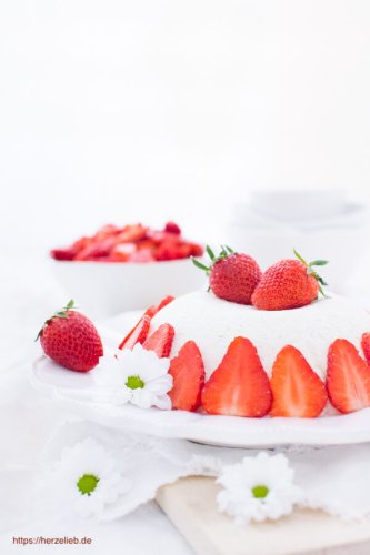 Joghurtbombe Rezept - das perfekte Dessert mit Erdbeeren