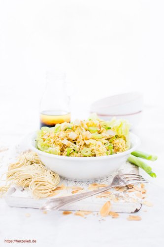 Chinakohlsalat mit Mie Nudeln, Mandeln und Sesam