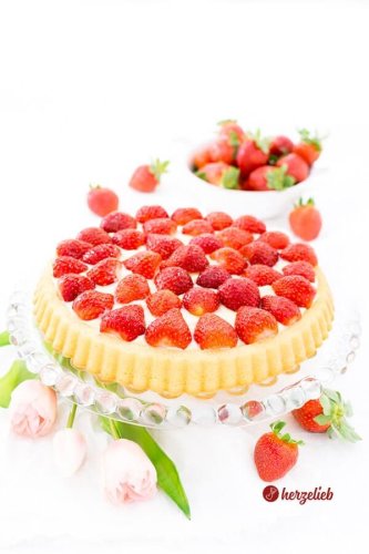 Obstboden Rezept – mit Erdbeeren und Vanillepudding
