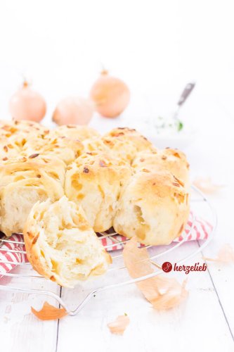 Zwiebel-Zupfbrötchen Rezept – Brötchen supersaftig & einfach lecker!