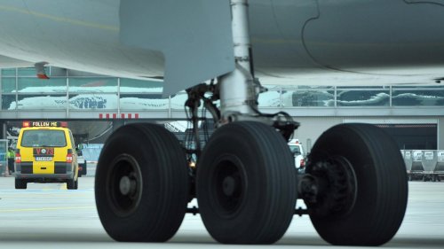 Beschädigte Reifen am Frankfurter Flughafen: Fraport sperrt frisch sanierte Landebahn
