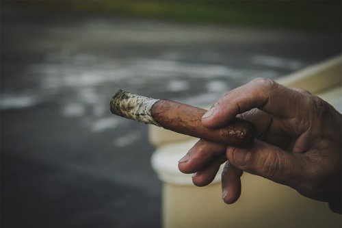 How To Smoke A Cigar Properly