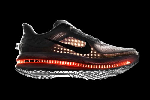 The Pegasus Premium Launches Nike’s first sculpted and visible Air Zoom unit.