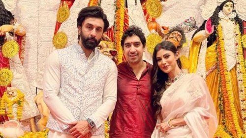 Mouni Roy's ivory saree for Durga Pujo festivities with Ranbir Kapoor and Ayan Mukerji is perfect for Dussehra: See pics