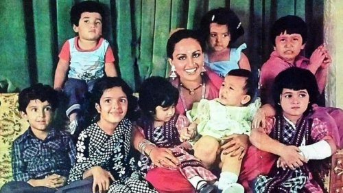 Hrithik Roshan, Twinkle Khanna and other star kids pose with Reena Roy in rare pic. How many can you spot?