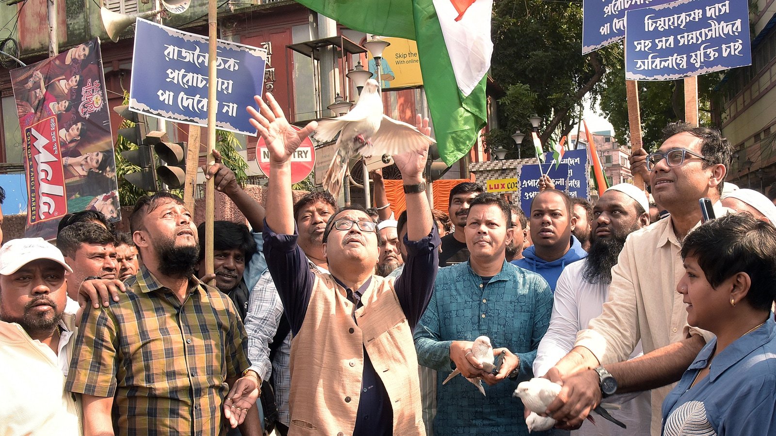 Kolkata: Bangladeshi Sarees Burned At Protest Against Attacks On Hindus ...