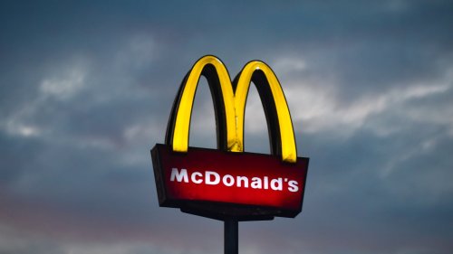 El fin de una era: McDonald's se va de Rusia y se lleva sus icónicos arcos dorados