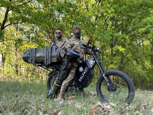 Los soldados ucranianos están usando bicicletas eléctricas con misiles para destruir tanques rusos