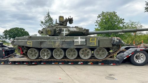 Un tanque ruso T-90 de la Guerra de Ucrania aparece misteriosamente en una calle de EE.UU.