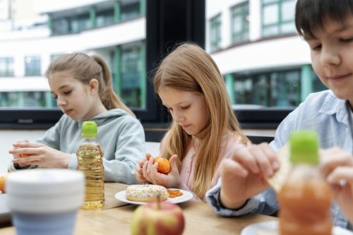 Consumo prohibirá la bollería industrial en los colegios e institutos: ¿servirá para atajar la obesidad?