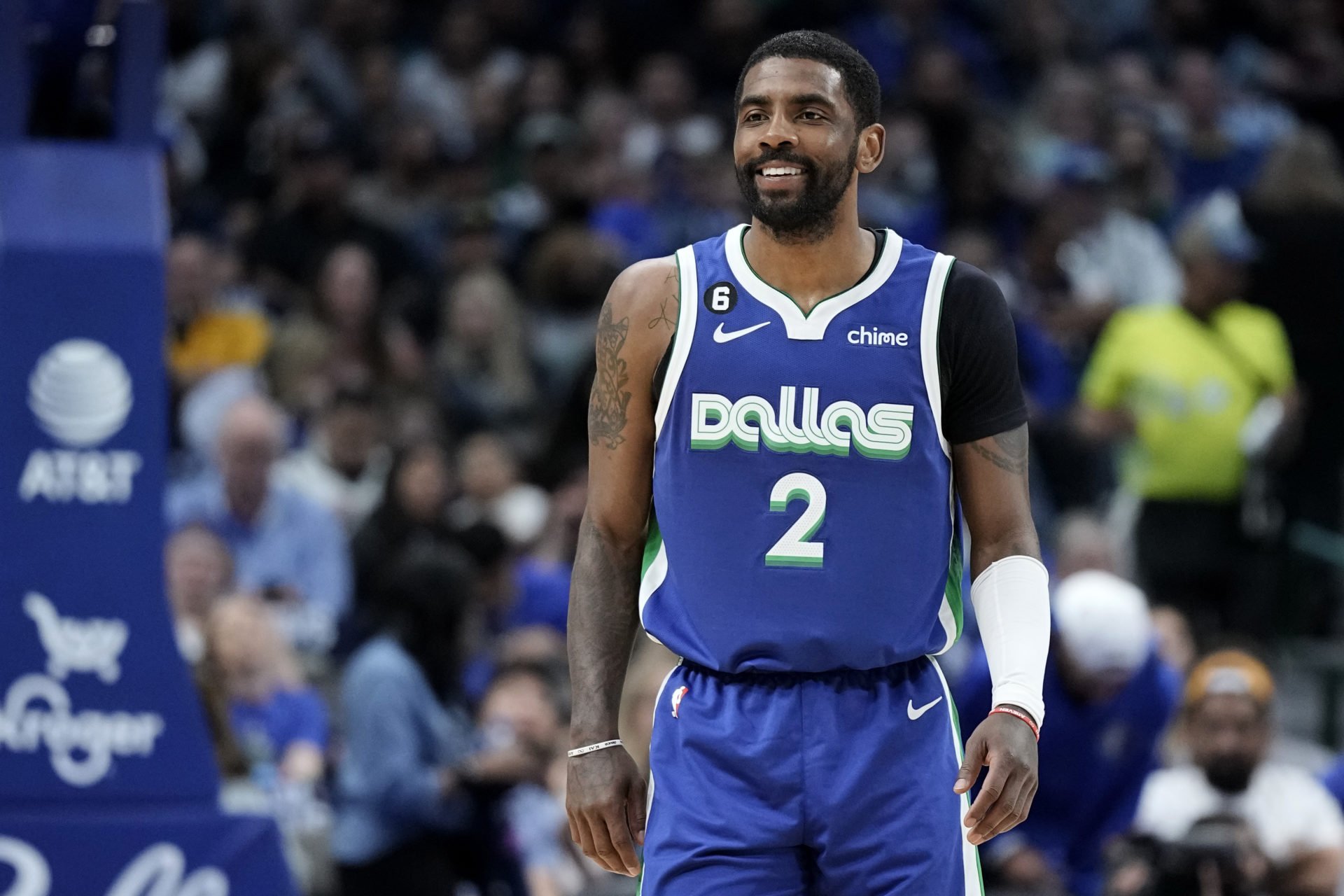Kyrie Irving visiting the Suns in free agency sparks flat-Earth jokes from fans