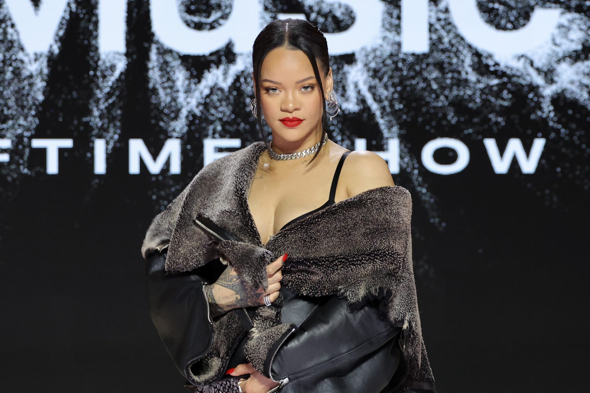 Rihanna Lip Syncing Or Performing Live During Super Bowl Show Divides 