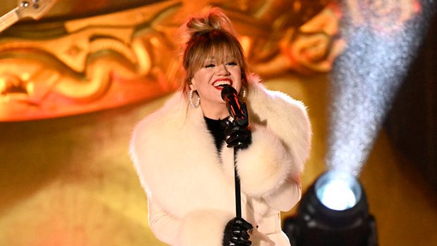 Kelly Clarkson Looked Stunning In A White Winter Coat During The ...