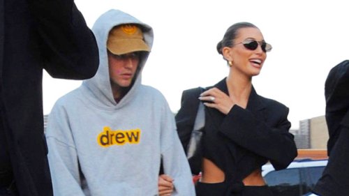 Justin Bieber Struggles To Pull His Oversized Jeans At Kendall Jenner’s 818 Party