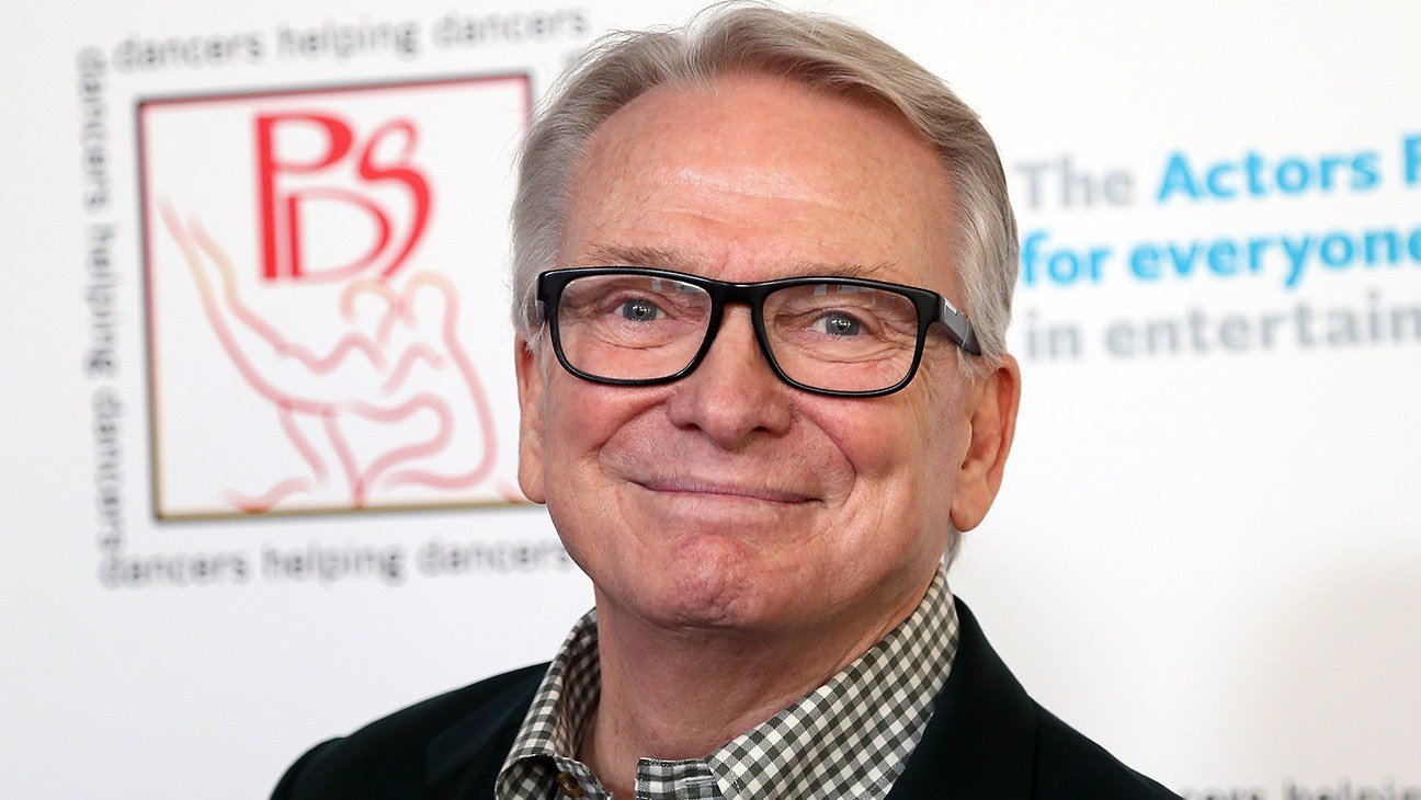 Bob Mackie, Ballyhooed Costume Designer for Cher and Carol Burnett, Dies at 87