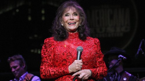 Sissy Spacek, Dolly Parton and Reba McEntire Remember Loretta Lynn as Artist Who Paved the “Rough and Rocky Road” for Women