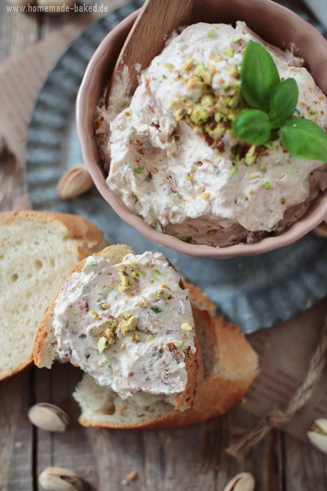 Herzhafter Pistazien-Aufstrich mit Tomaten und Frühlingszwiebeln: schneller Dip in 10 Minuten