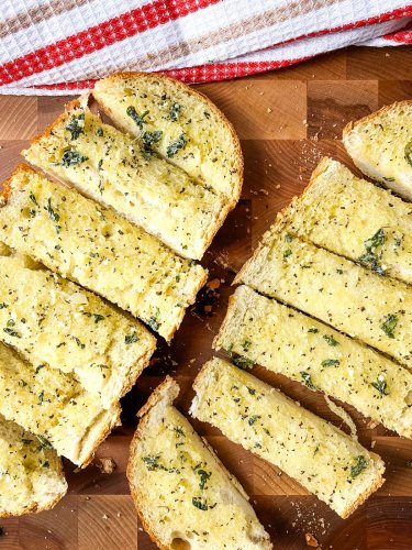 Easy Homemade Garlic Bread (Ready In 15 Minutes)