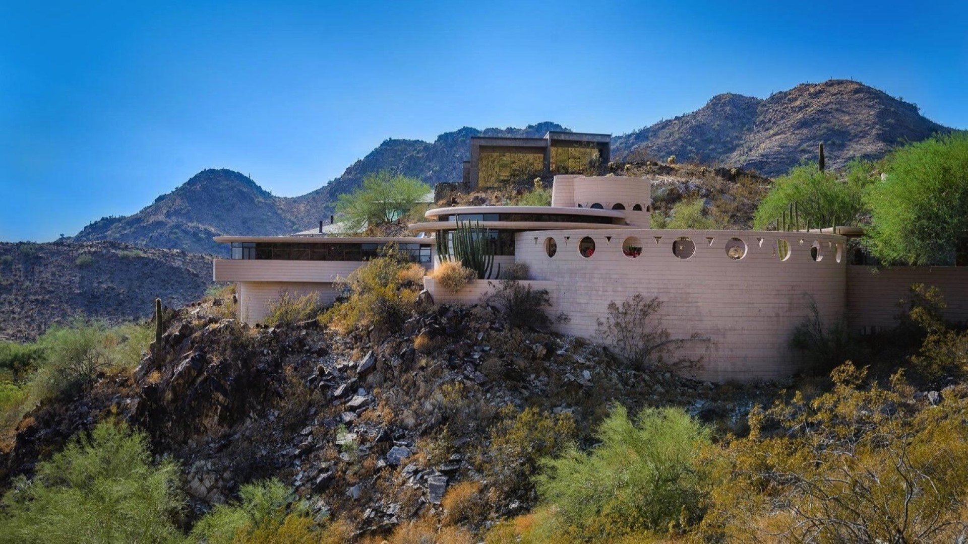 2. Discover This 3,095 Sq. Ft. Contemporary Home in Phoenix, AZ
