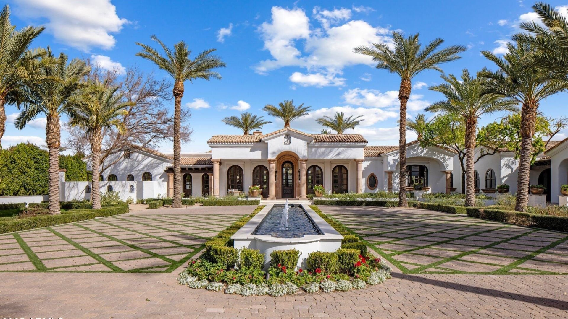 18. Explore This 10,557 Sq. Ft. Luxury Residence in Paradise Valley, AZ