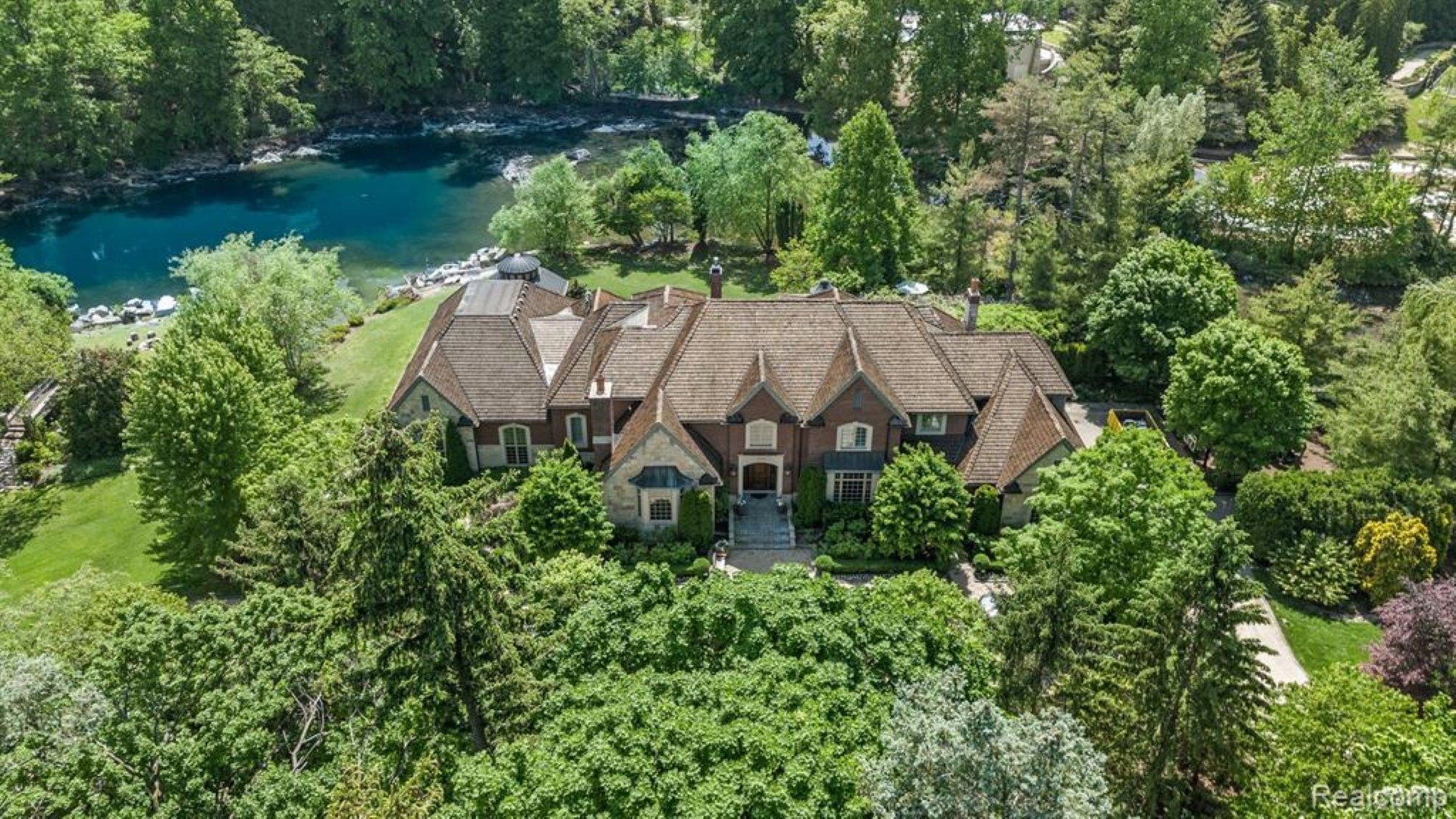7. Explore This 10,454 Sq. Ft. Mansion in Bloomfield Hills, MI