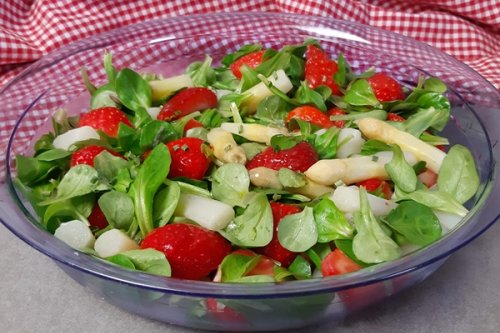 Beste Kombination ever: Spargel mit Erdbeeren auf Feldsalat