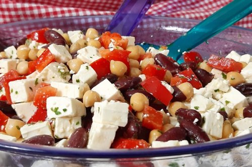 Lowcarb Mexiko Salat mit Bohnen, Kichererbsen, Paprika und Feta