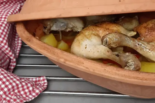 Hühnerschenkel im Römertopf mit Gemüse garen