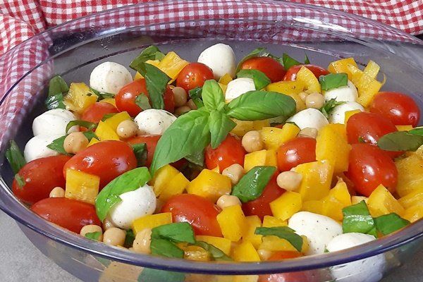 Caprese Salat mal anders! Mit Kichererbsen und Paprika