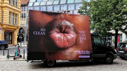 Provokante OOH-Kampagne: So clever wirbt Bidetlity mit Kussmündern für Poduschen - HORIZONT