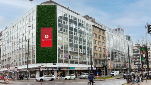 Nachhaltigkeit: Vodafone lässt grüne Werbefläche in Düsseldorf bauen - HORIZONT
