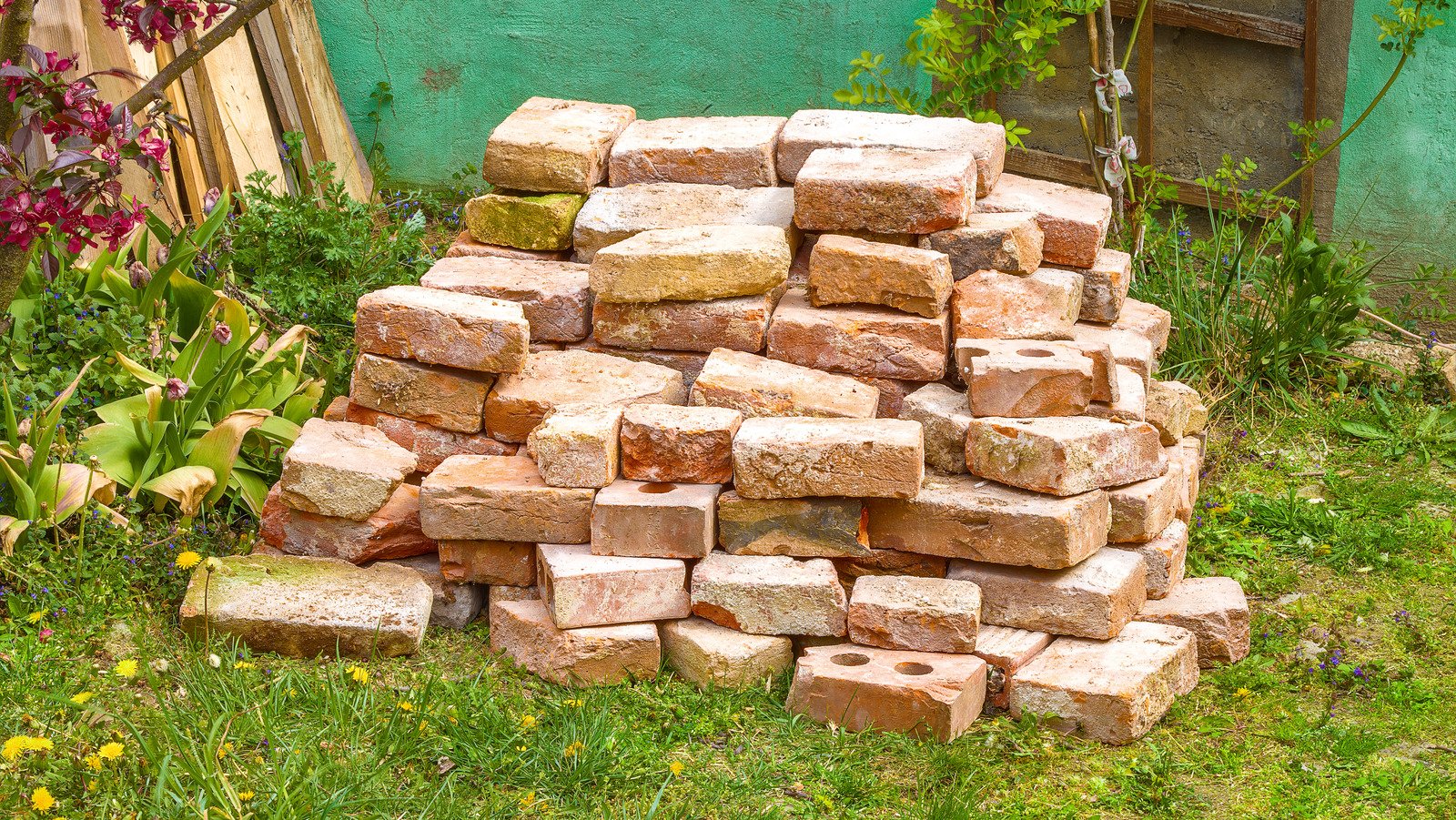 The Adorable Garden Decor You Can DIY With Leftover Bricks - House Digest