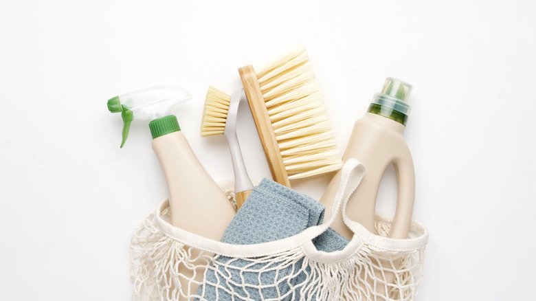 Throw Your Cleaning Products Away Immediately If You Notice This