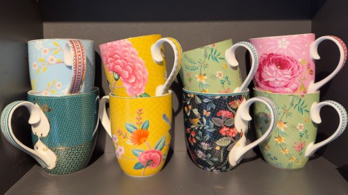 Transform Old Mugs Into A Gorgeous Garden Feature With An Easy DIY