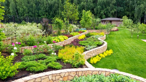 15 Ideas To Spice Up A Boring Garden
