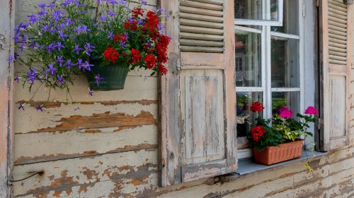 4 Simple Tips To Fix The Peeling Paint On Your Home's Exterior