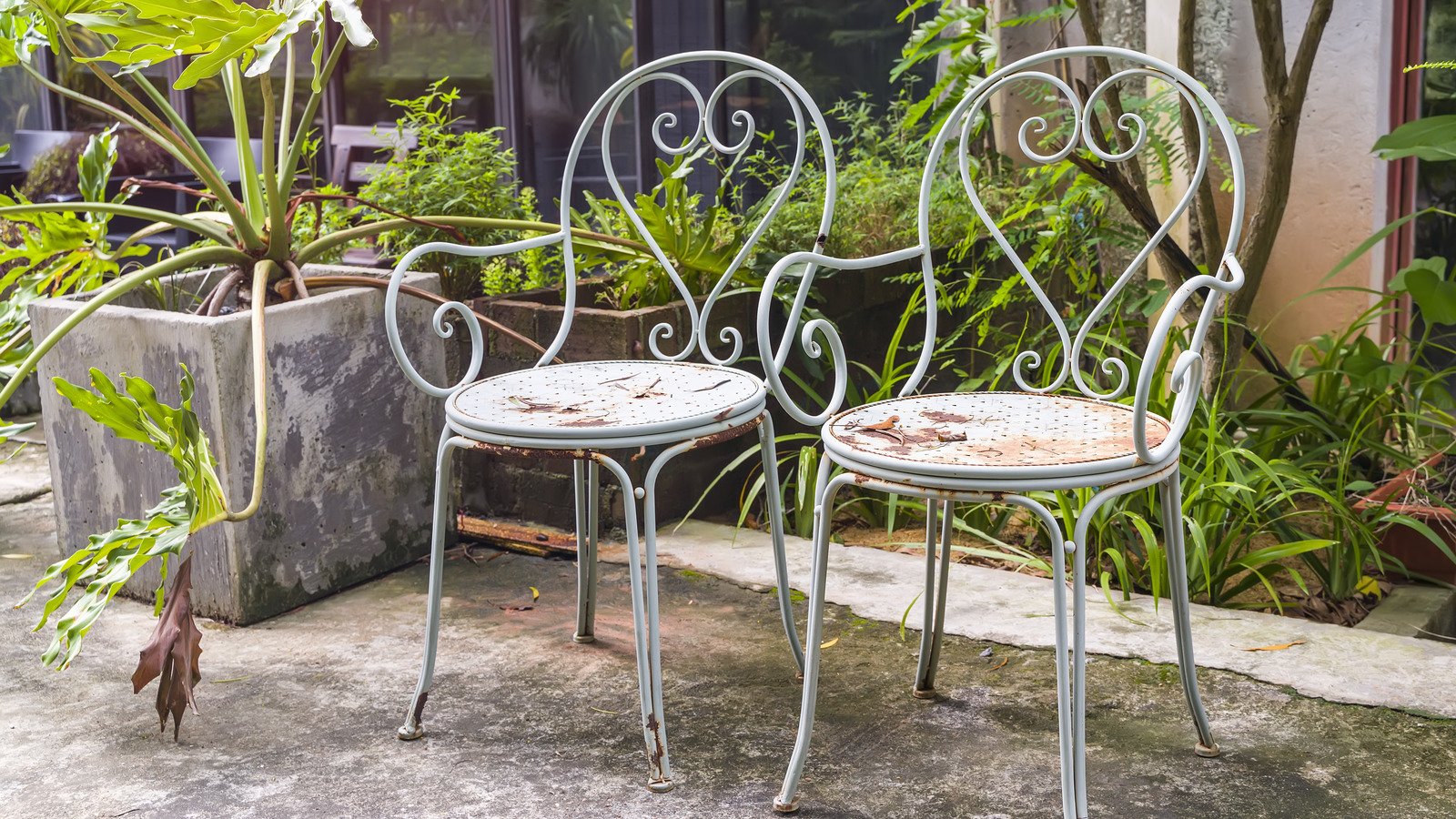 Remove Stubborn Rust From Your Outdoor Furniture With This Kitchen Staple