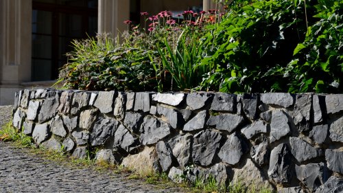 20 Stone Retaining Walls That Will Look Amazing In Your Yard