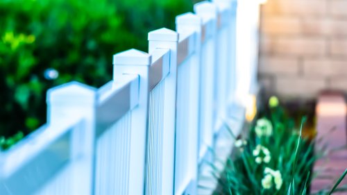 The DIY Hack That Makes No-Dig Fences Work On Any Patio Or Balcony For Privacy