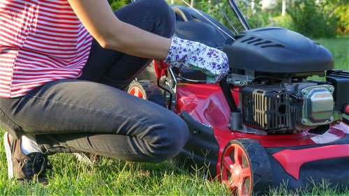 One Viral Lawn Mower Tip Proves We've Been Pouring Engine Oil All Wrong