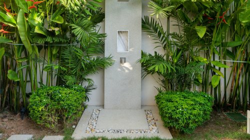 40 Outdoor Showers That You'll Want To Add To Your Backyard