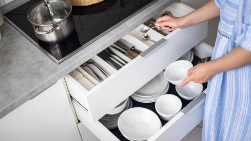 The Benefit Of Storing Kitchen Plates In Your Utensil Drawer