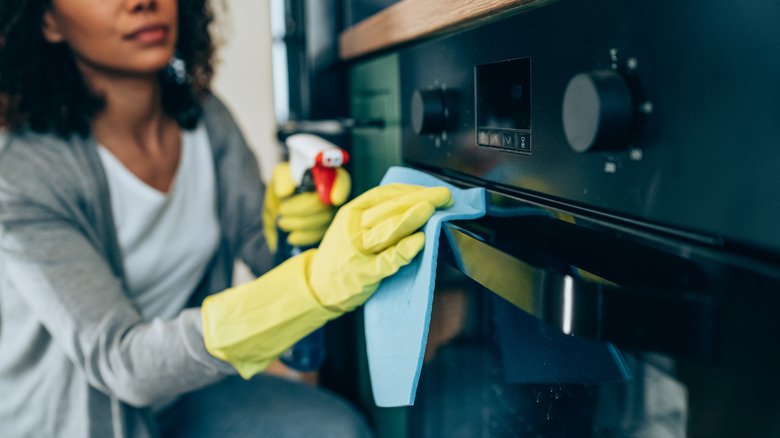 The Hack To Clean A Hard-To-Reach Spot In Your Oven
