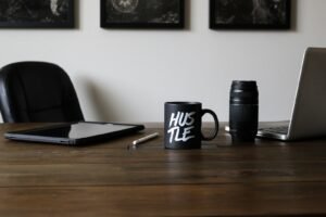 UK professionals take on extra work as side hustles ‘extend weekly hours’