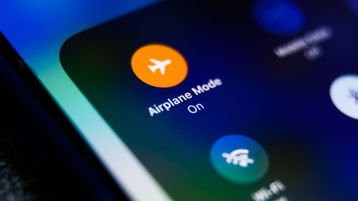 Why You Still Can't Make a Cellphone Call on a Flight