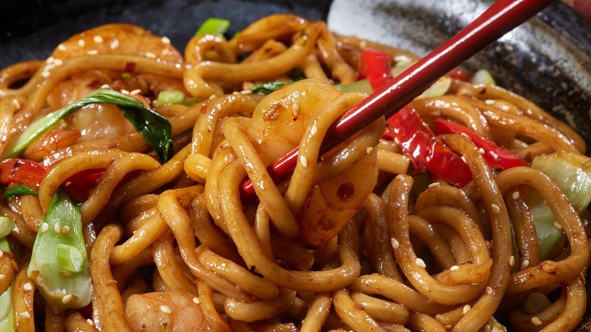 Chow Mein vs. Lo Mein: Comparing Chinese Noodle Dishes