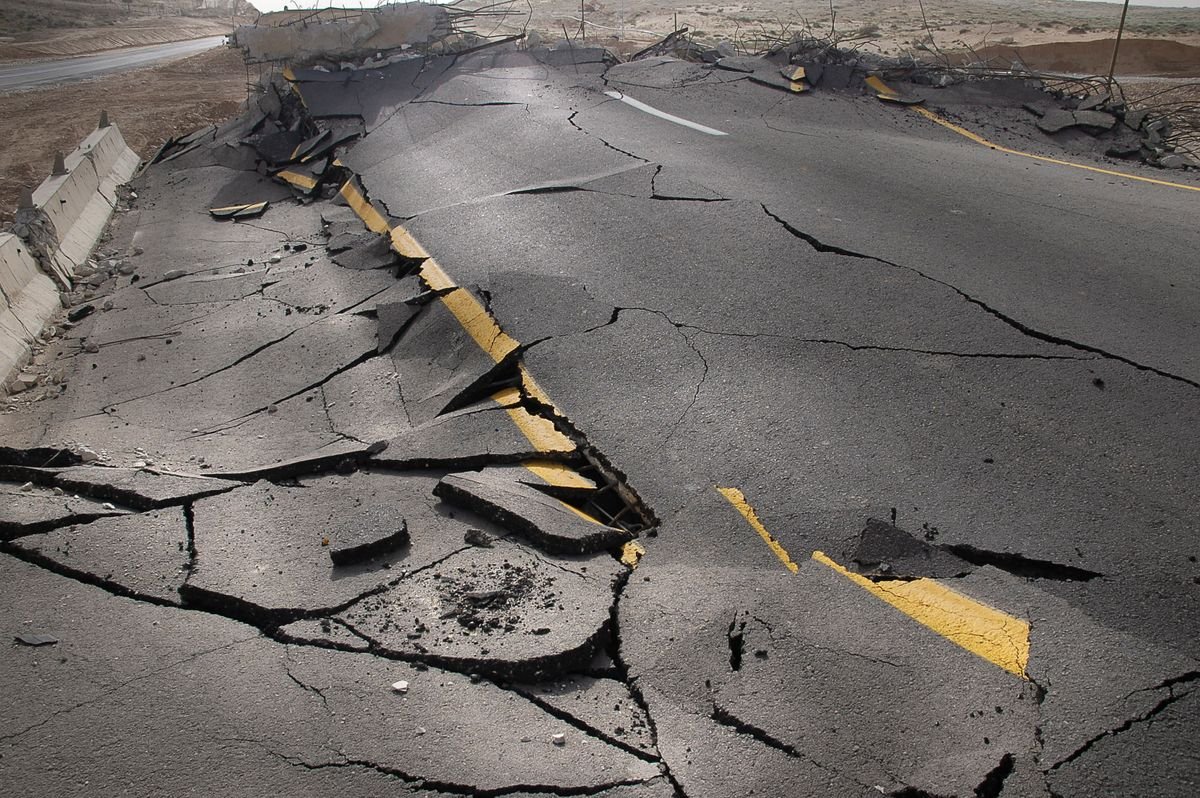 How can rocks predict earthquakes?