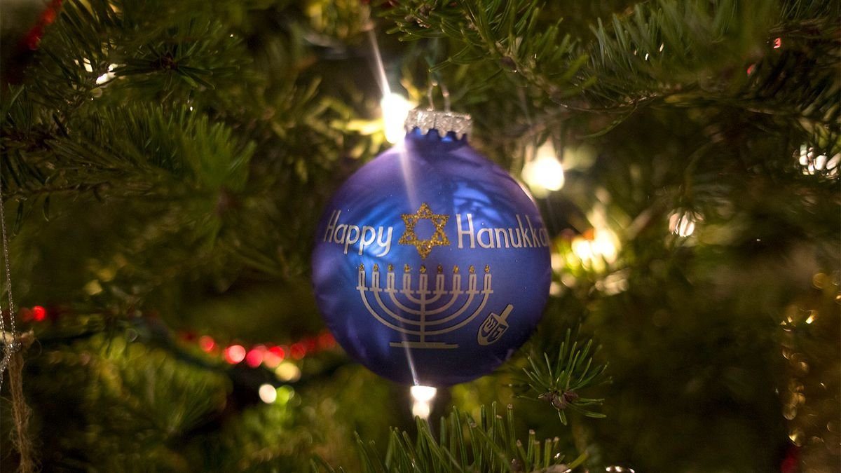 Tree or No Tree? How Interfaith Families Navigate the Holidays