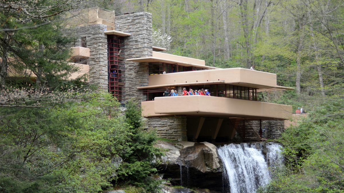 falling water building        
        <figure class=