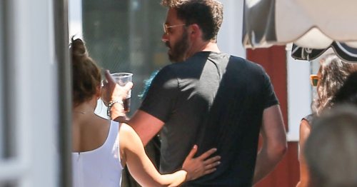 Jennifer Lopez Posts Makeout Pic With Ben Affleck, Finally Confirming Their Relationship
